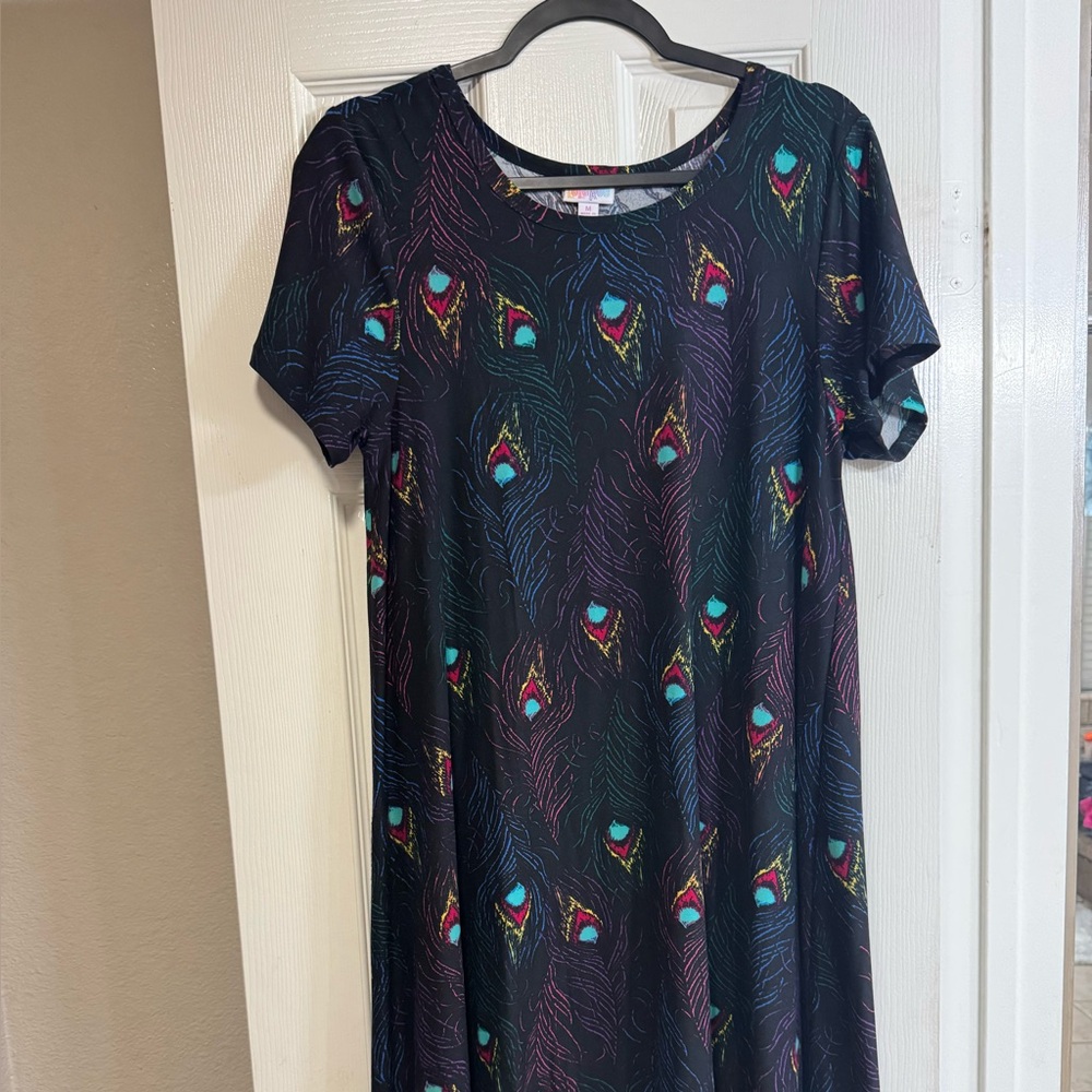 LuLaRoe Carly dress. Beautiful feather print. Hi-low hem. Med. NWOT.